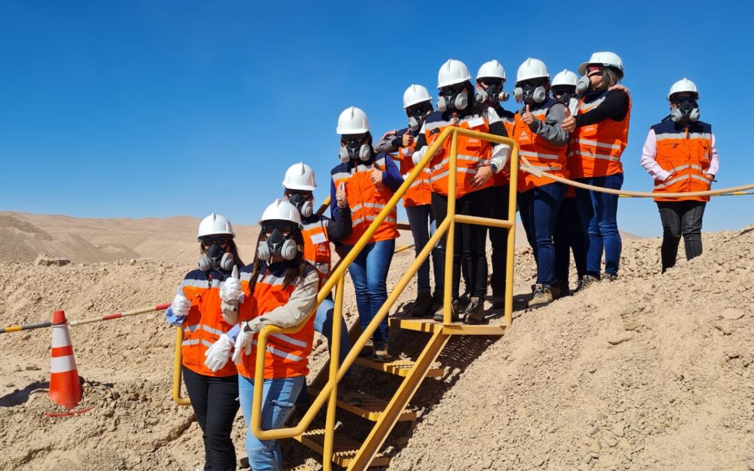 Mujeres de María Elena comienzan su formación como operadoras de camiones de extracción