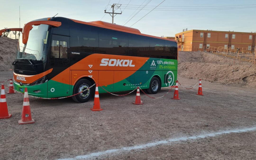 Antucoya estrena primer taxibús eléctrico que funcionará 100% en faena