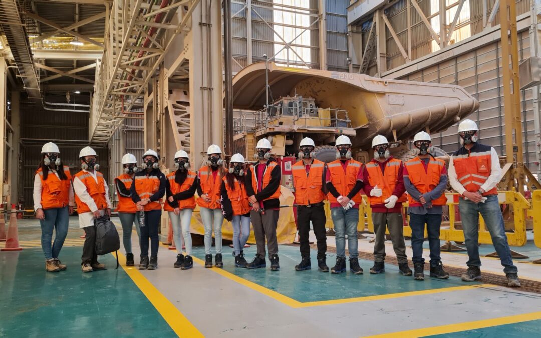 Más de 30 estudiantes de María Elena visitaron Minera Antucoya