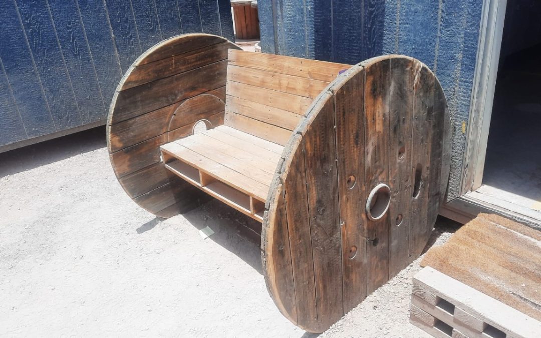 Economía circular: reutilizan madera en desuso y la convierten en muebles