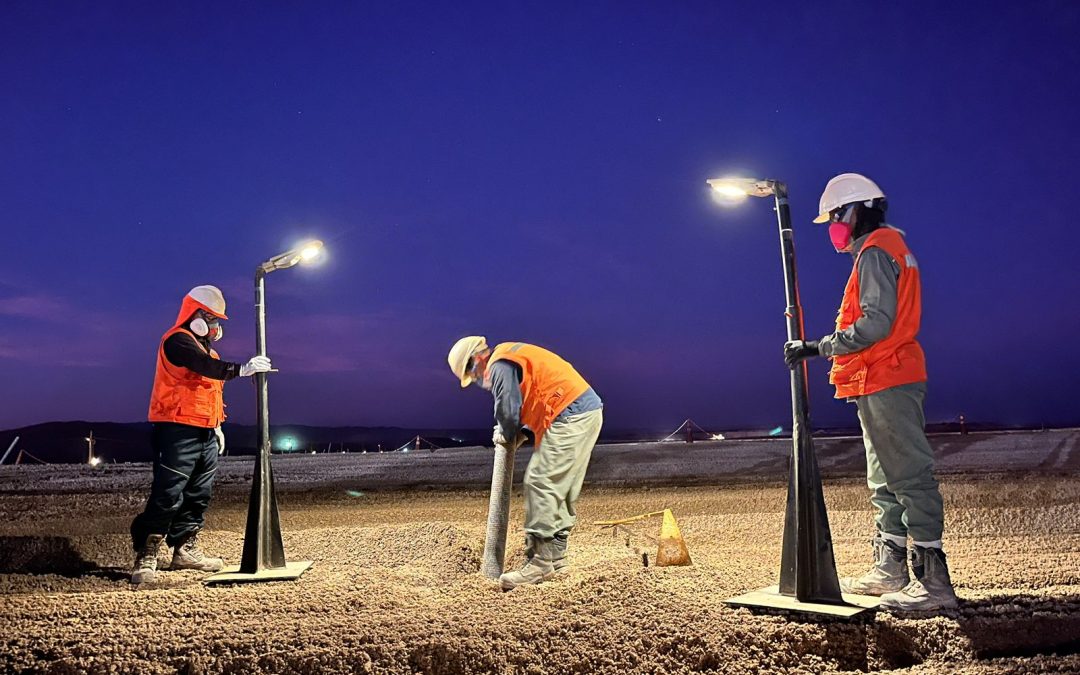 Iluminan las pilas de lixiviación con energía solar y postes creados con materiales reciclados