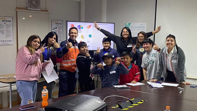 Voluntariado acercó a niños y niñas de María Elena a la astronomía