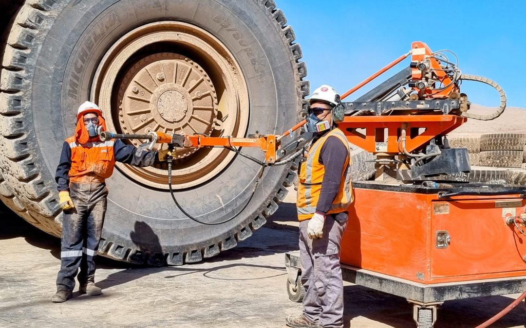 Brazo ingrávido retráctil facilita el trabajo de torqueo en los CAEX