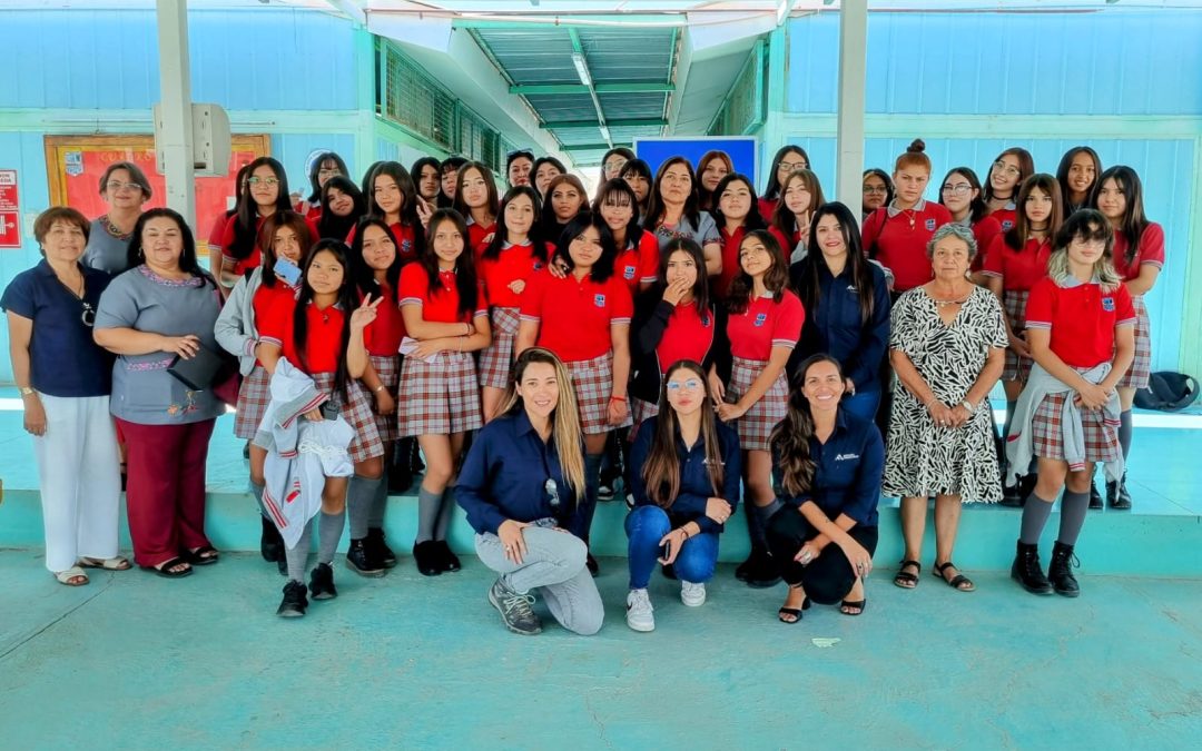 Trabajadoras contaron su experiencia en minería a jóvenes del Liceo de María Elena
