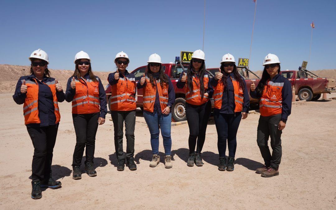 Aprendices en modalidad dual: 13 mujeres operan CAEX junto a maestros guía