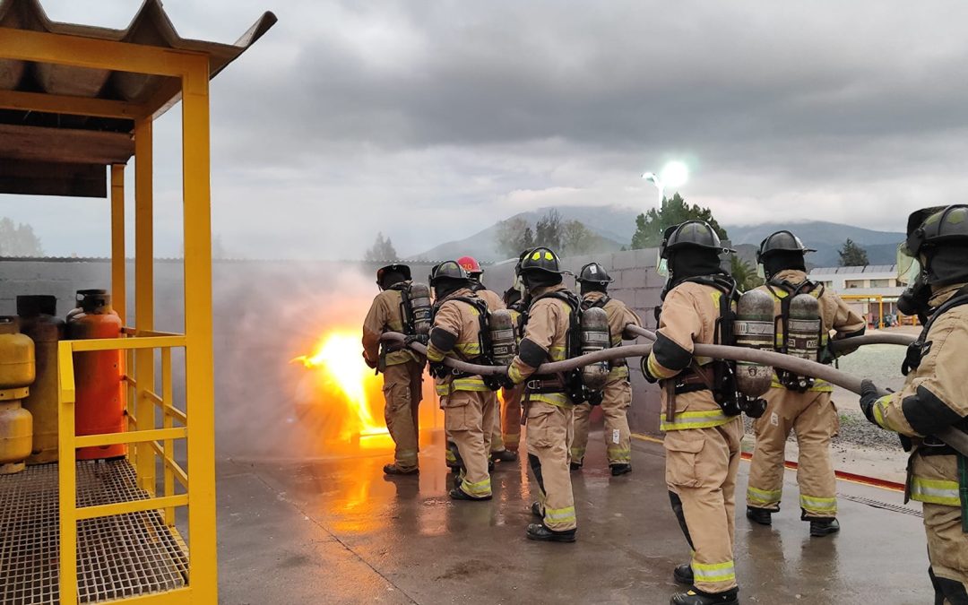 Cómo enfrentar un incendio: brigadistas de Antucoya se capacitan en la Academia de Bomberos de Chile