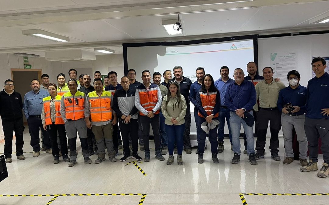 Reconocen a dos colaboradores por su compromiso con la organización