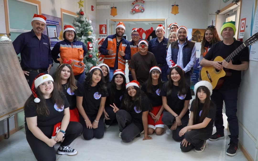 Coro de María Elena cantó en faena en vísperas de Navidad