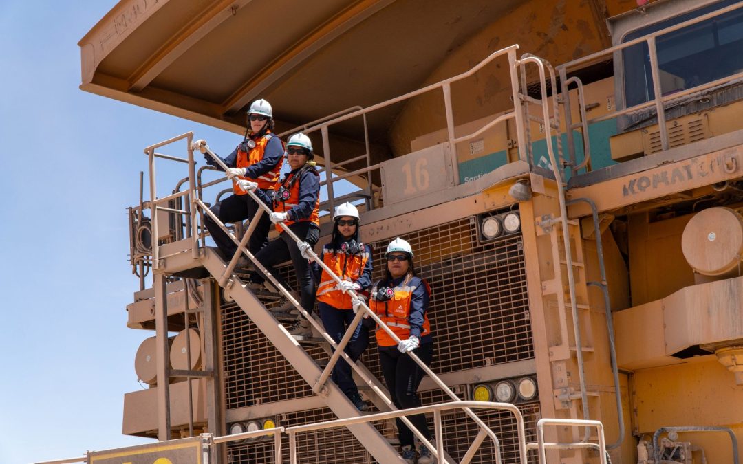 Real y con estándares mineros: aprendices CAEX operan en nueva cancha de entrenamiento