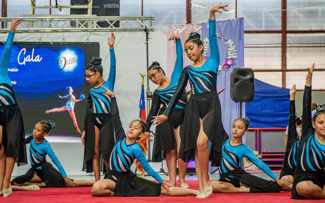 58 niñas de la Academia ‘Destellos’ de María Elena celebraron su gala 2023