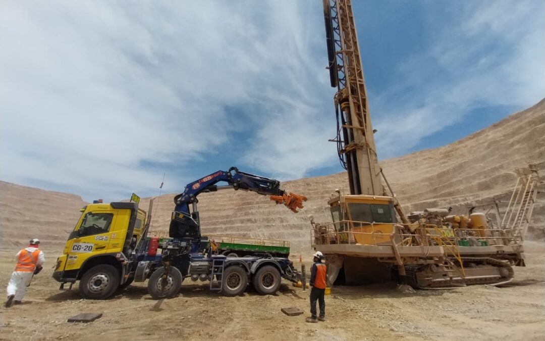 Operar con garra: nuevo camión es utilizado para el recambio de barras de perforación