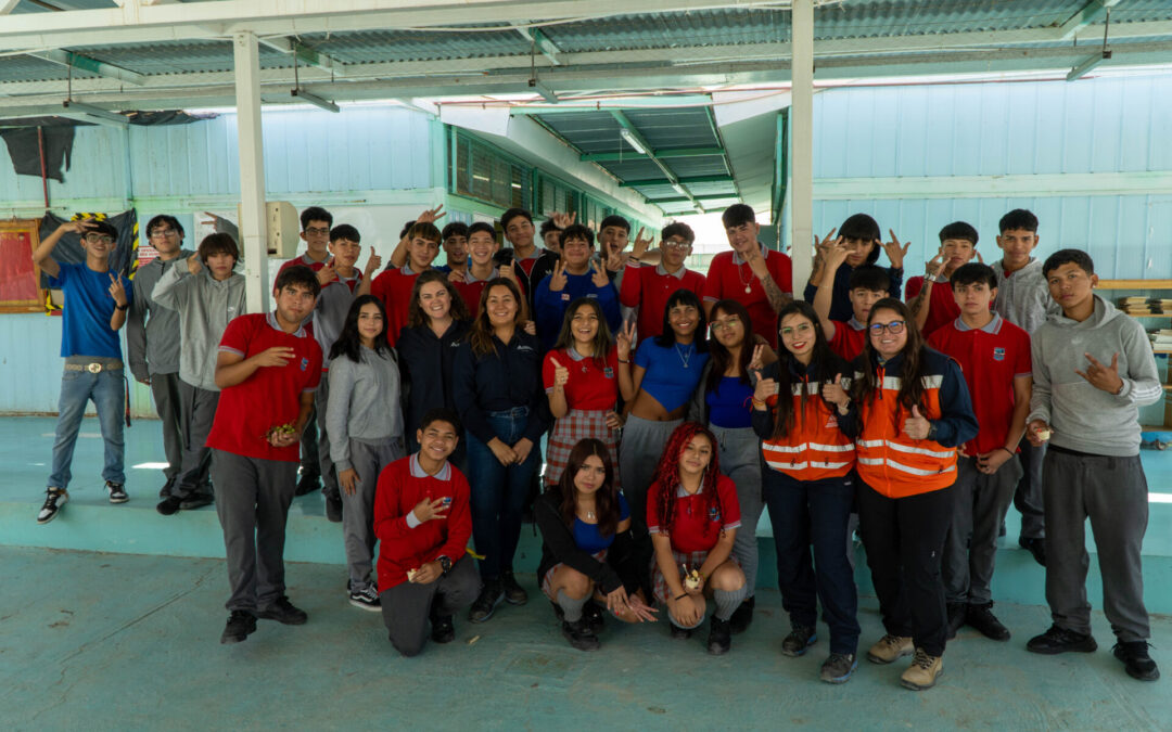 Historias que marcan: trabajadoras relataron sus vivencias a jóvenes de María Elena