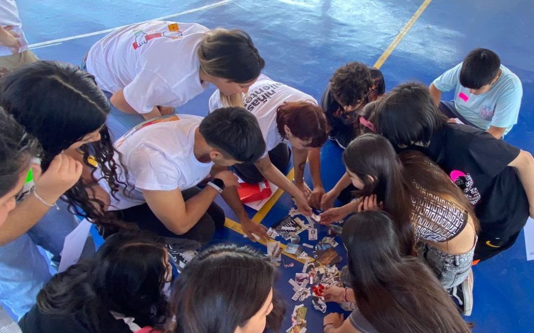 Voluntarios promueven la autoestima en estudiantes de María Elena