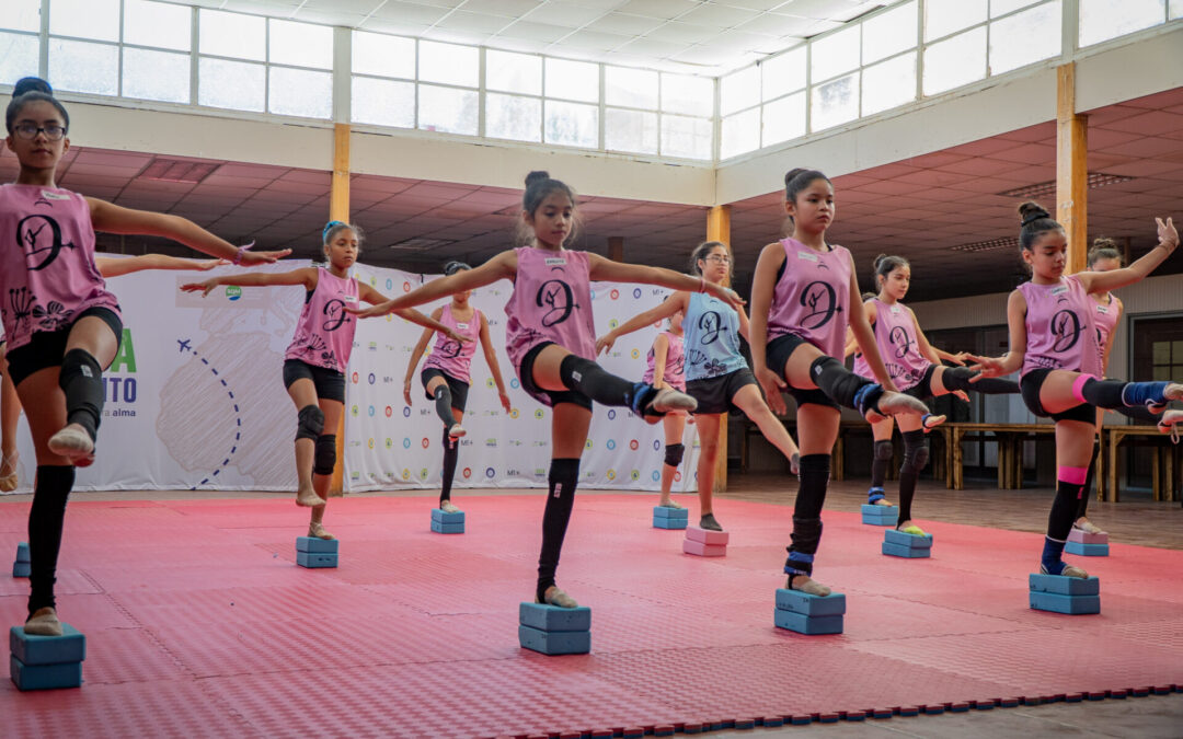 50 niñas y jóvenes de María Elena participan en clínicas de danza rítmica deportiva