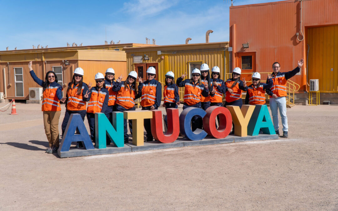 Once mujeres llegaron a faena para comenzar su formación práctica como operadoras de CAEX