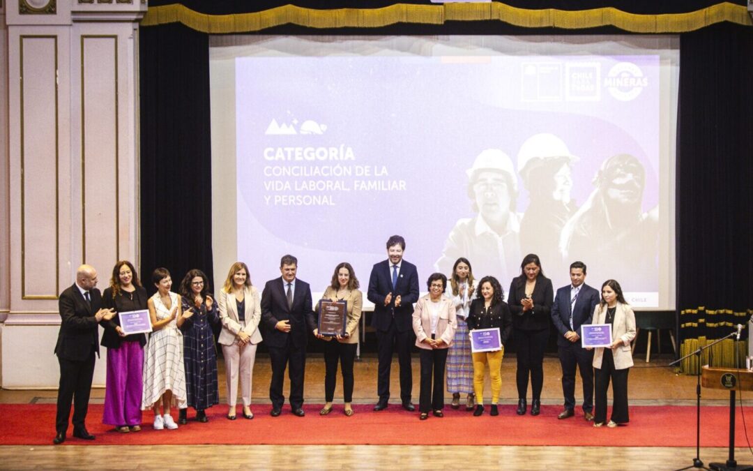 Minera Antucoya recibe premio de Mesa Mujer y Minería por buenas prácticas de inclusión