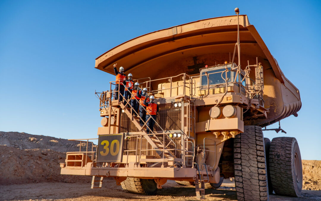 Futuras operadoras CAEX avanzan a última etapa de formación en Antucoya 