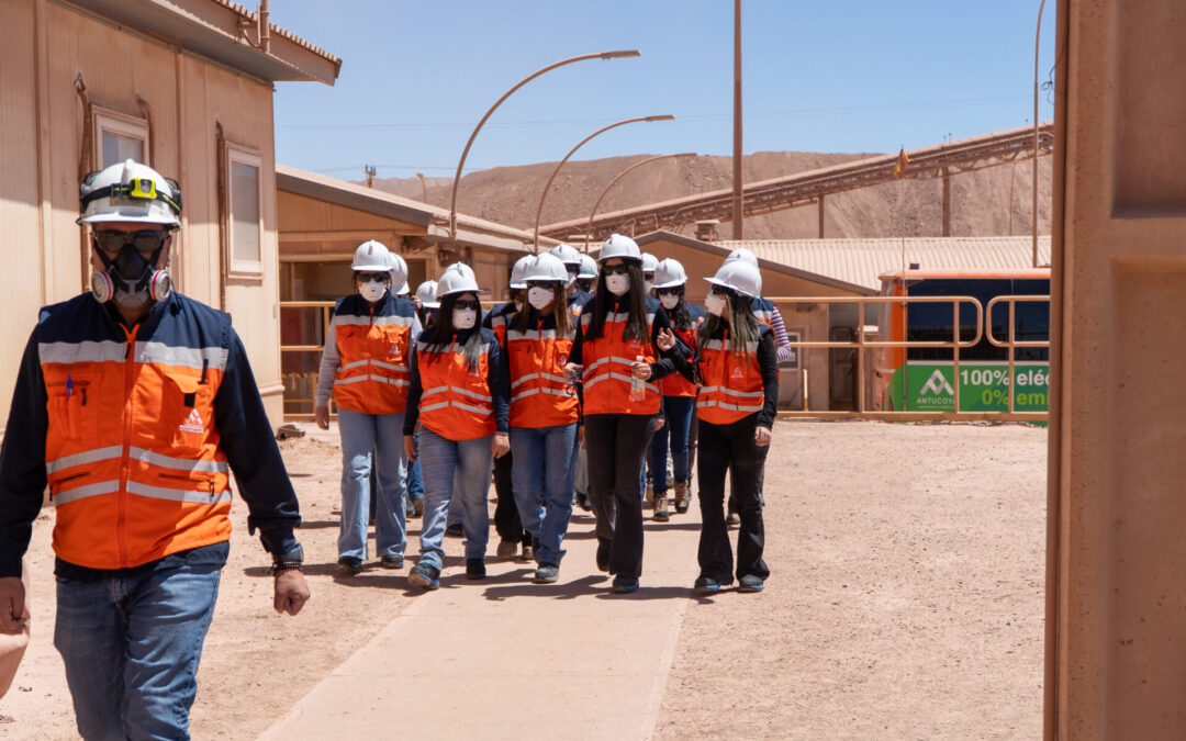 Del aula a faena: la Compañía acercó la minería a 24 alumnas del Liceo TPCH de María Elena