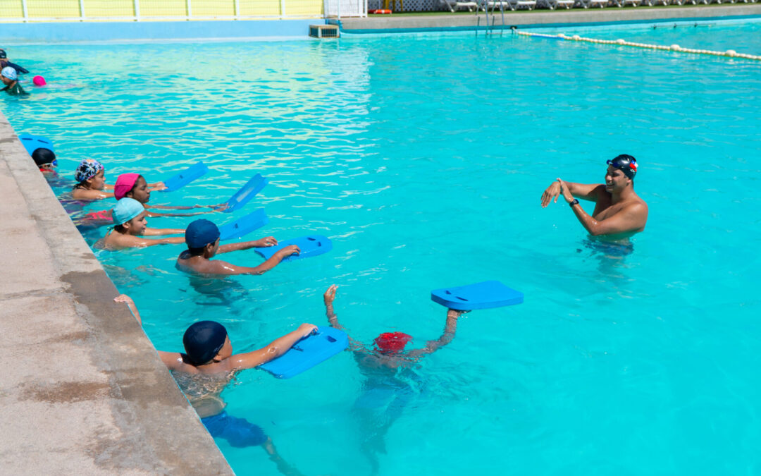 Ganador de la Triple Corona Mundial de Aguas Abiertas ofreció clínica de natación en María Elena