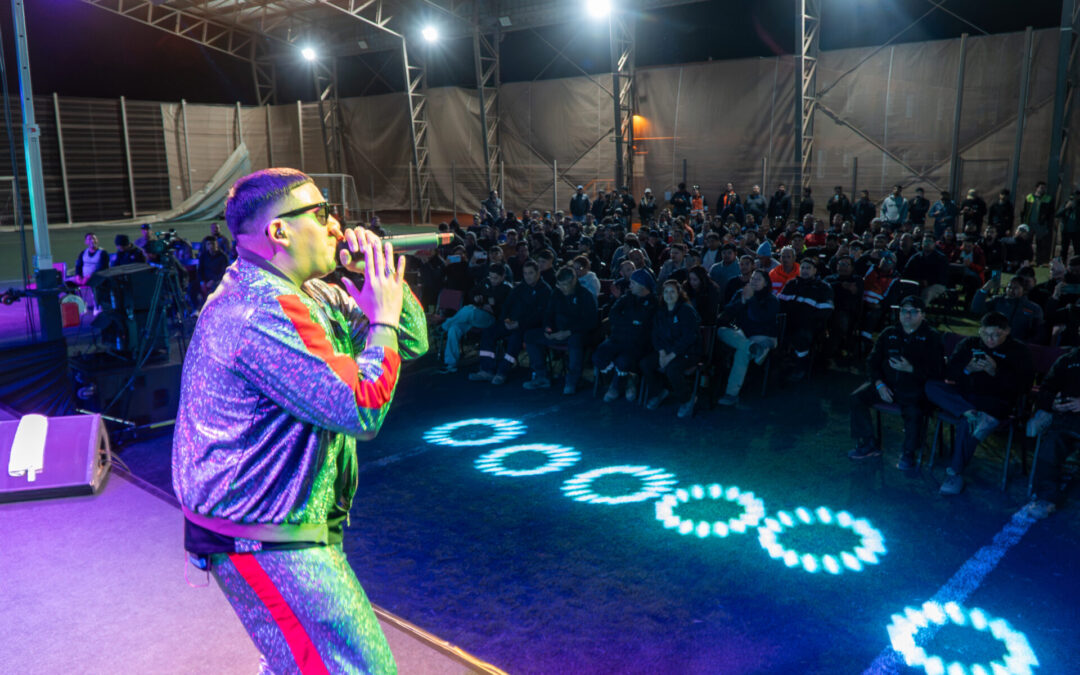 Más de 700 personas celebraron noveno aniversario con música y humor 